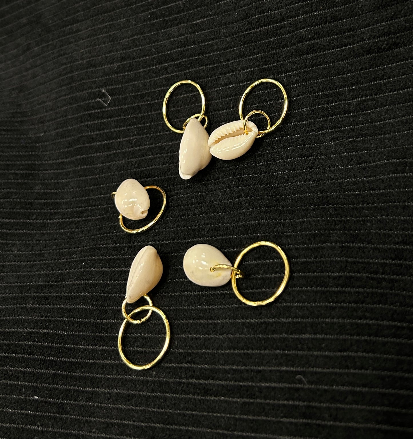 Cowries with Golden Ring for Braids (Fake)