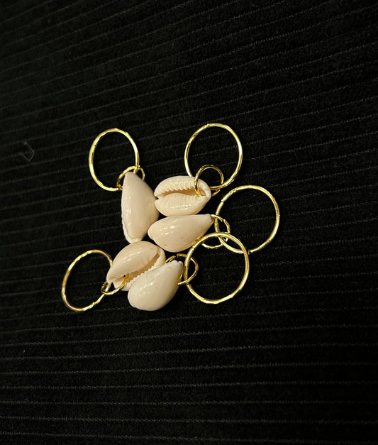 Cowries with Golden Ring for Braids (Fake)